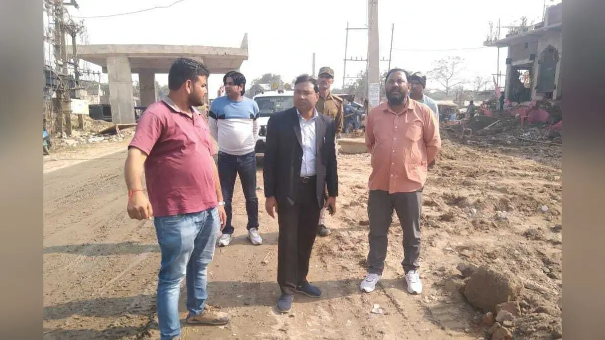 परसरमा-बकौर पथ का एसडीएम ने लिया जायजा, जल्द कार्य पूर्ण करने का दिया निर्देश