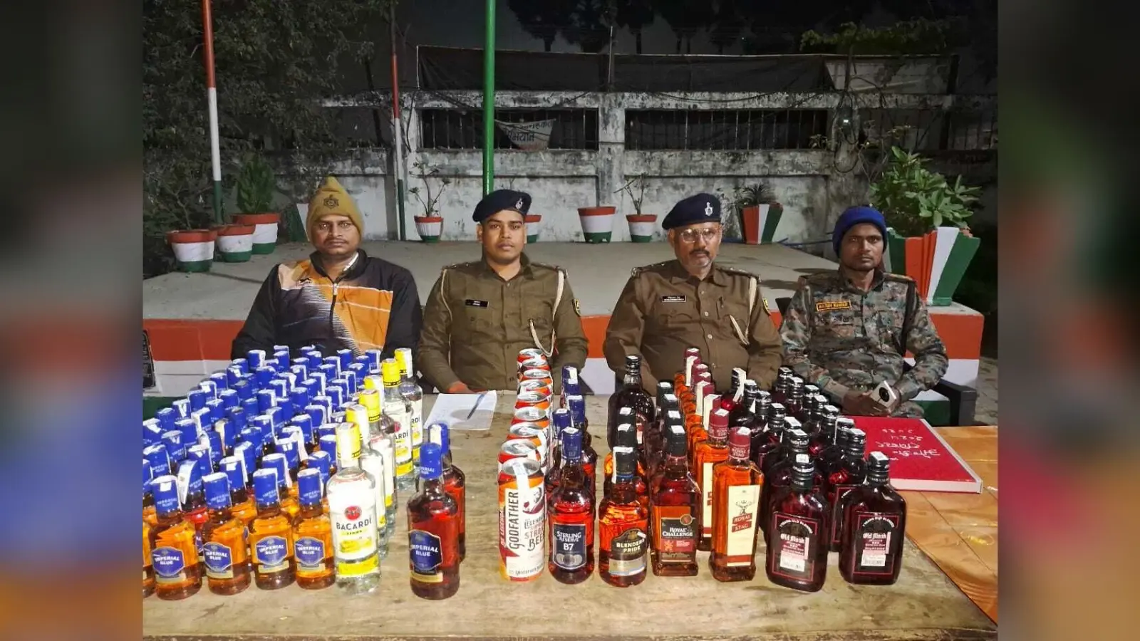 Gaya News : घर से पुलिस ने जब्त की अंग्रेजी शराब, दो तस्कर अरेस्ट
