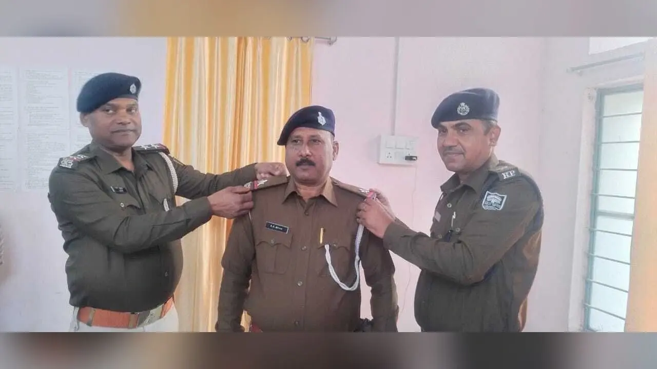 जमादार में पदोन्नत हुए दो सिपाही को थानाध्यक्ष ने स्टार लगाकर किया सम्मानित