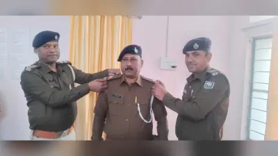 जमादार में पदोन्नत हुए दो सिपाही को थानाध्यक्ष ने स्टार लगाकर किया सम्मानित