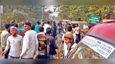 Buxar News: करेंट से किशोर की मौत के बाद नाराज लोगों ने सड़क जाम कर किया हंगामा