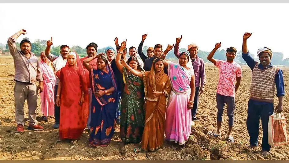 Gaya News : ग्रामीणों ने सड़क निर्माण का काम कराया बंद, जेसीबी को किया क्षतिग्रस्त