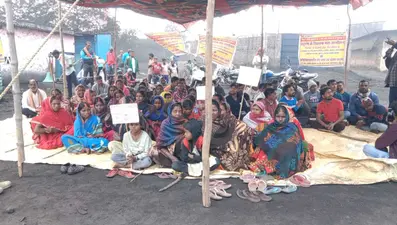 Giridih News: प्रदूषण के खिलाफ आक्रोशित ग्रामीणों ने कई फैक्ट्रियों का किया गेट जाम