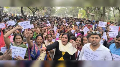 Giridih News: दामोदर की हत्या के विरोध में आक्रोशित लोगों ने मुफस्सिल थाना गेट के समक्ष किया प्रदर्शन