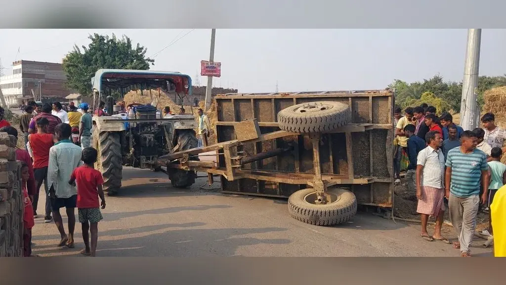 महागामा के बलिया में तेज रफ्तार ट्रैक्टर पलटा, चपेट में आने से बाइक सवार घायल