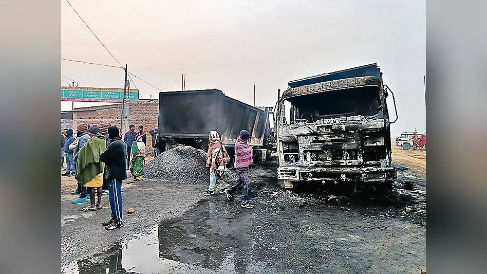 Khalari Crime News : खलारी में अपराधियों ने तीन हाइवा डंपरों में लगायी आग