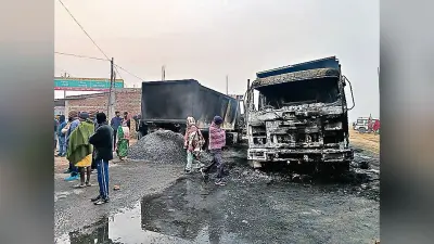 Khalari Crime News : खलारी में अपराधियों ने तीन हाइवा डंपरों में लगायी आग
