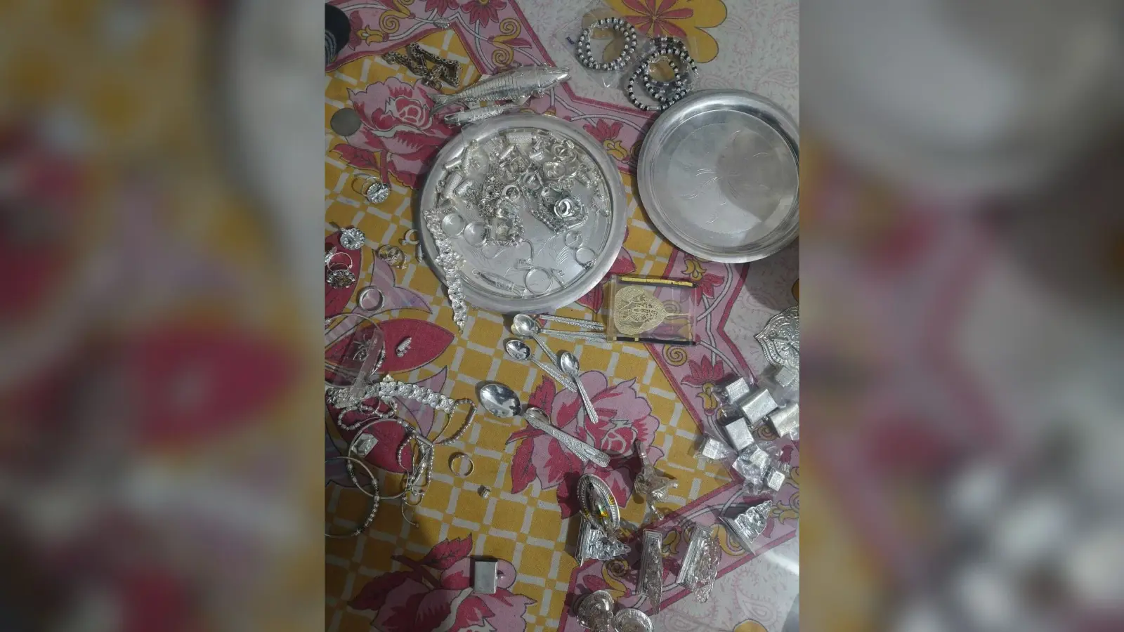 Dhanbad News: चोरी की जेवरात खरीदने वाले हीरापुर के दो दुकानदार समेत चार गिरफ्तार