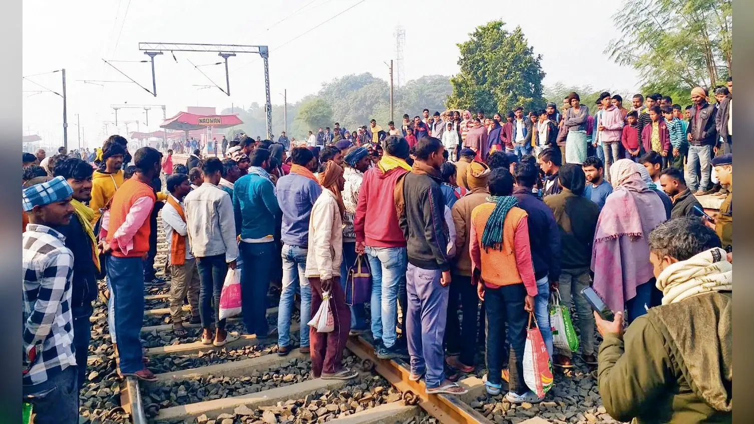 Patna News : कम बोगी से नाराज यात्रियों ने नदवां में पटरी पर बैठ कर रोकी पैसेंजर ट्रेन