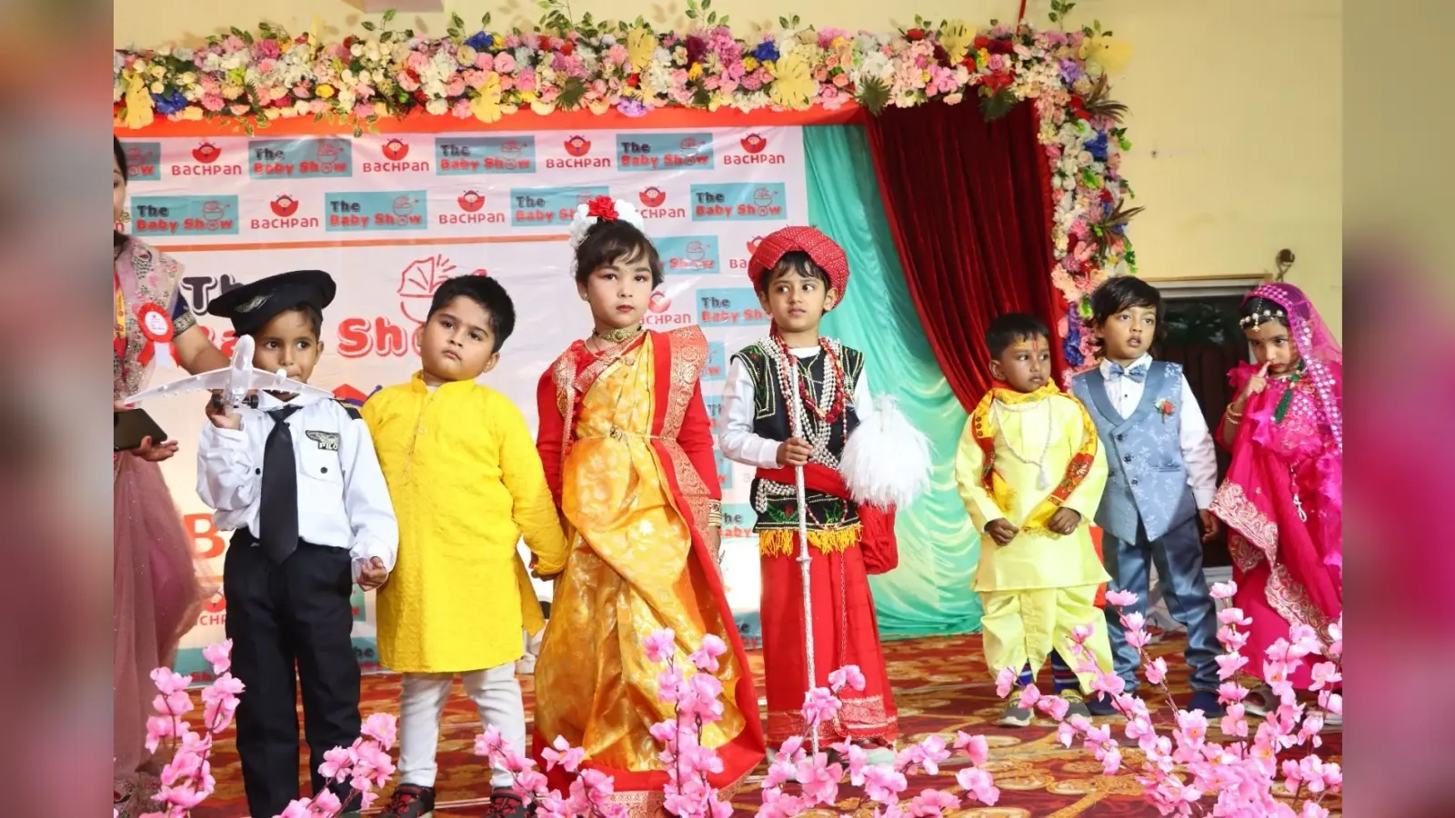 नन्हें-मुन्ने बच्चों ने रैंप वॉक व नृत्य कर मोहा सबका मन