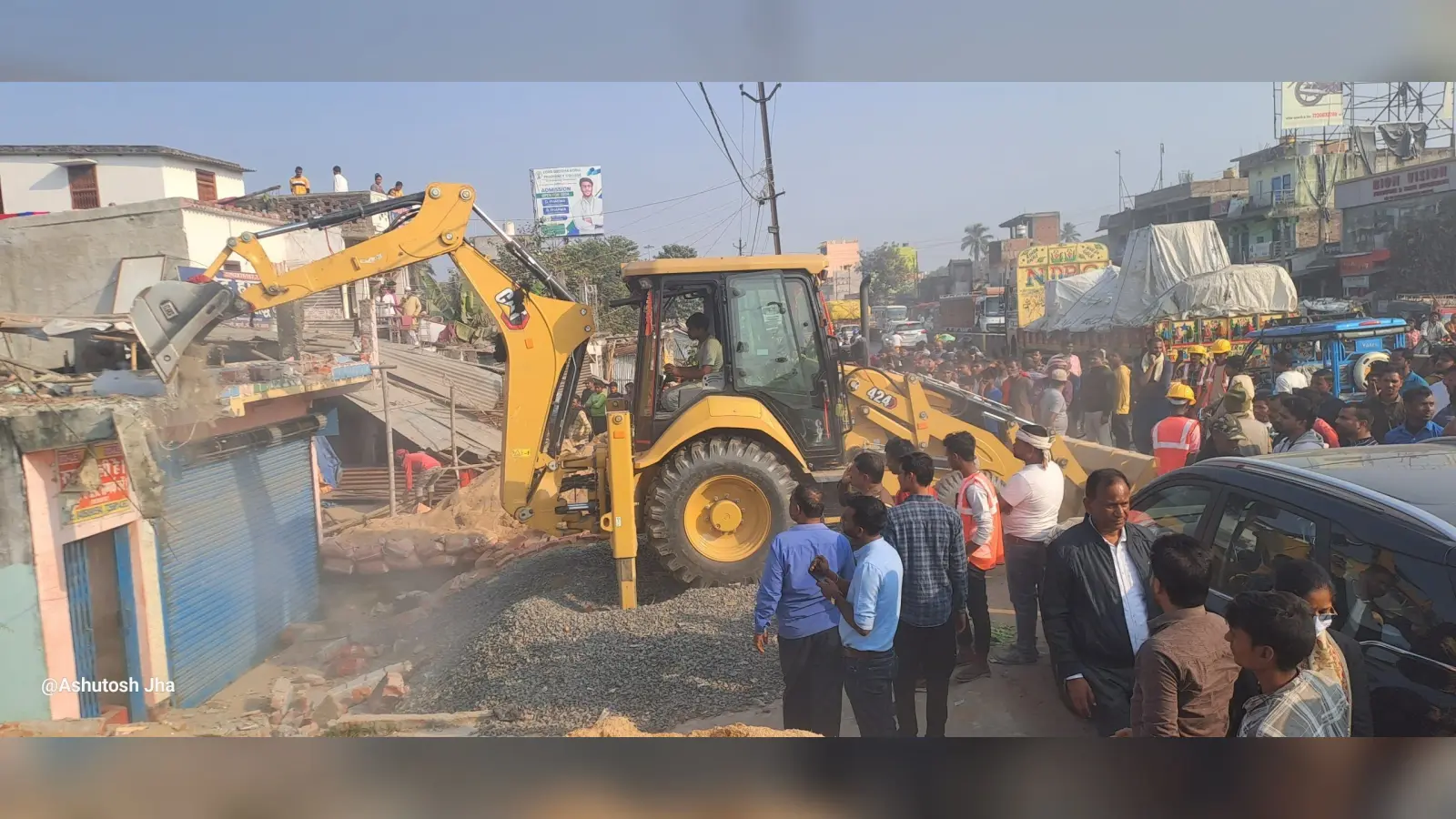 सिमराही बाजार में एनएच 106 व एनएच 27 के किनारे से हटाया गया अतिक्रमण