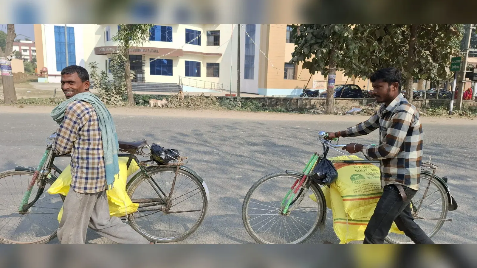 रबी फसल के पटवन के वक्त किसानों को आसानी से नहीं मिल रहा यूरिया व डीएपी, किसान परेशान