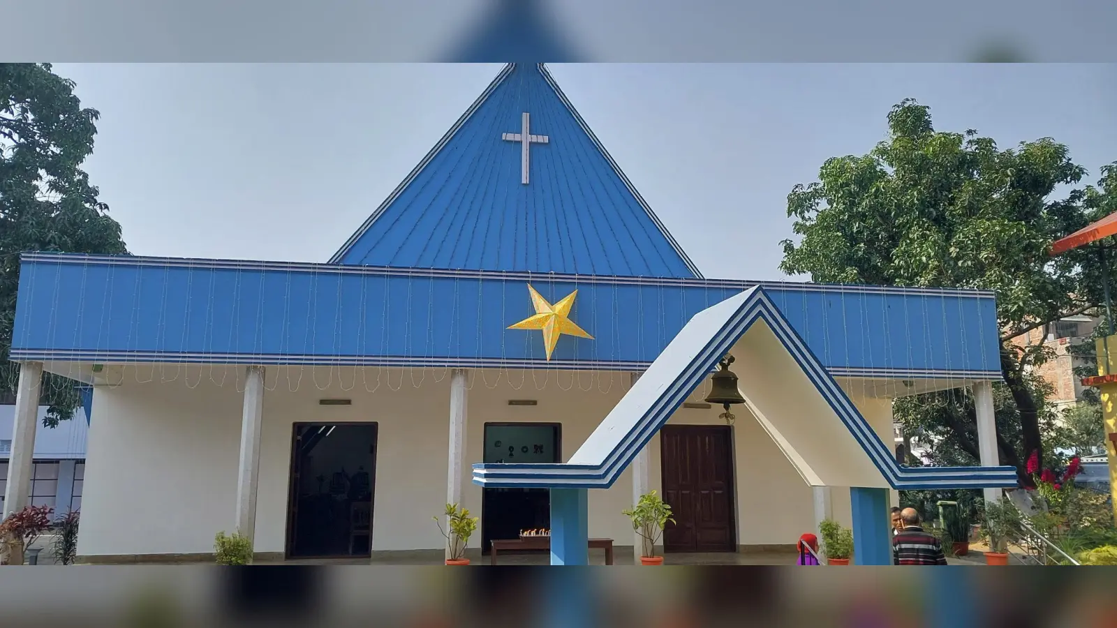 शहर के बेथेल मिशन व कैथोलिक चर्च सजधज कर तैयार, कल प्रार्थना सभा में बड़ी संख्या में शामिल होंगे लोग
