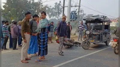 टोटो और बाइक की भिड़ंत में तीन लोग घायल