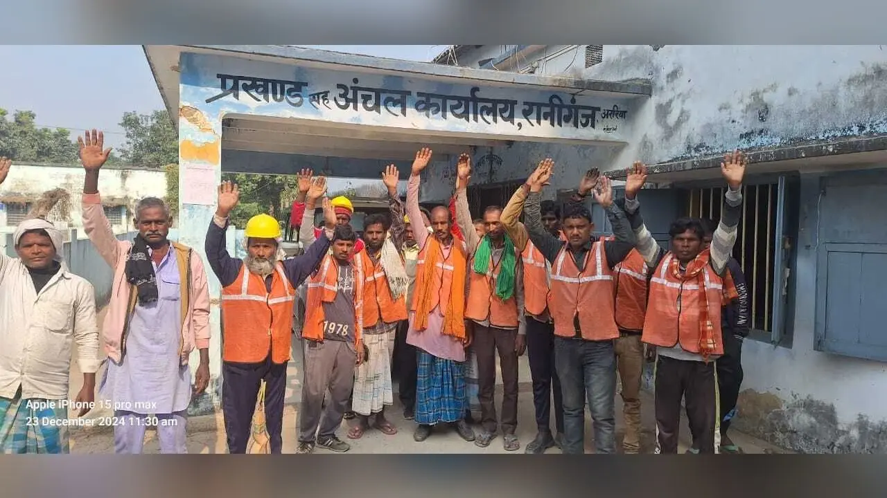 वेतन नहीं मिलने से नाराज स्वच्छता कर्मियों ने किया प्रदर्शन