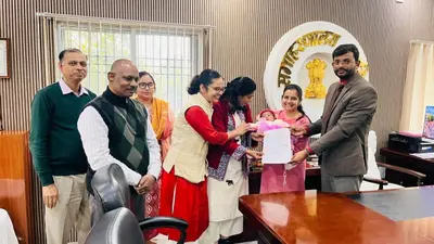 दत्तक ग्रहण की बच्ची को डीएम ने एक माता को सौंपा