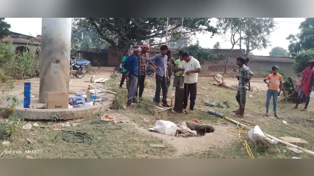 पहाड़िया टोला में जलमीनार में लगाया गया मोटर
