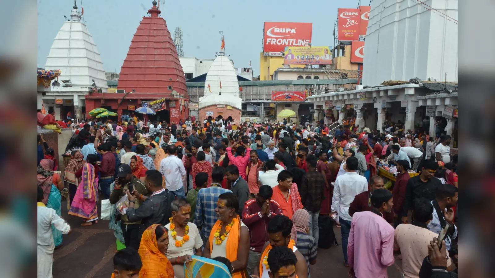 Deoghar News : बाबा मंदिर में शिवभक्तों ने कराये रुद्राभिषेक
