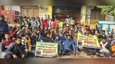 नप के एनजीओ सफाई कर्मियों ने की हड़ताल
