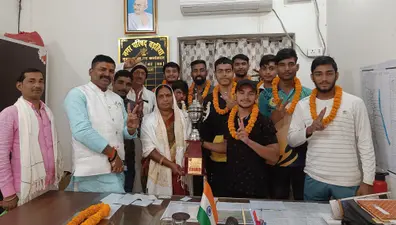 कबड्डी प्रतियोगिता में कांस्य पदक हासिल खिलाड़ियों को किया सम्मानित