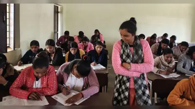 माणिकपुर उच्च विद्यालय में हो रही मासिक जांच परीक्षा