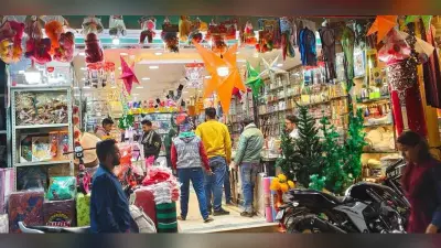 क्रिसमस को लेकर सजने लगी दुकान