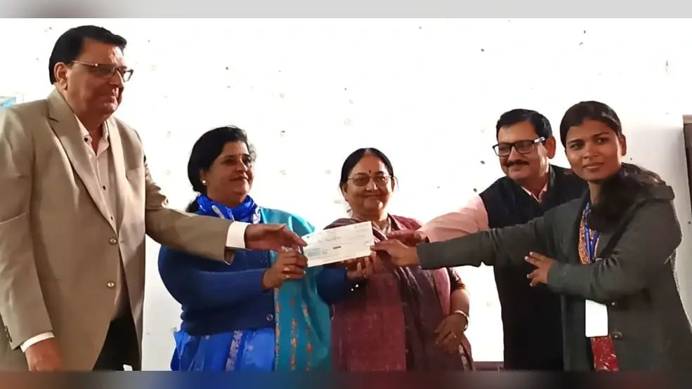 Purnia news : डॉ देवी राम ने की आर्थिक दृष्टि से कमजोर 11 छात्राओं की मदद