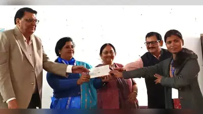 Purnia news : डॉ देवी राम ने की आर्थिक दृष्टि से कमजोर 11 छात्राओं की मदद