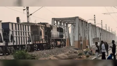 गिट्टी लदी ब्लास्ट ट्रेन दौड़ाकर खुरी नदी पर बने पुल की क्षमता की हुई जांच