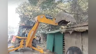 अतिक्रमण के खिलाफ प्रशासन ने चलाया बुलडोजर, अवैध ढांचे को किया ध्वस्त