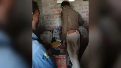 Purnia news : किशोरी के अपहरण मामले में पुलिस ने की आरोपित के घर की कुर्की जब्ती