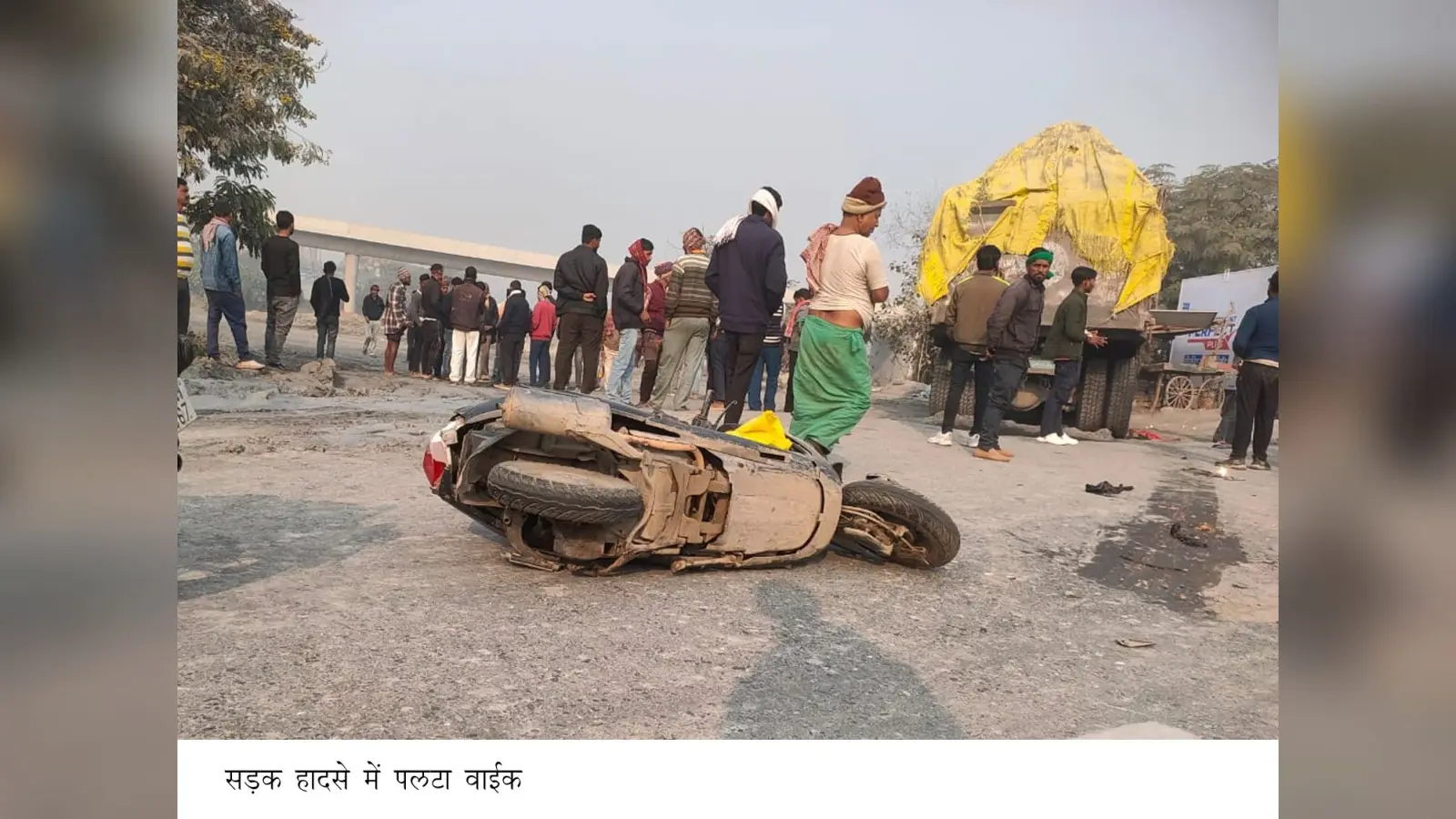 बालू लदे हाइवा ने स्कूटी सवार युवक को रौंदा, मौत, सड़क जाम