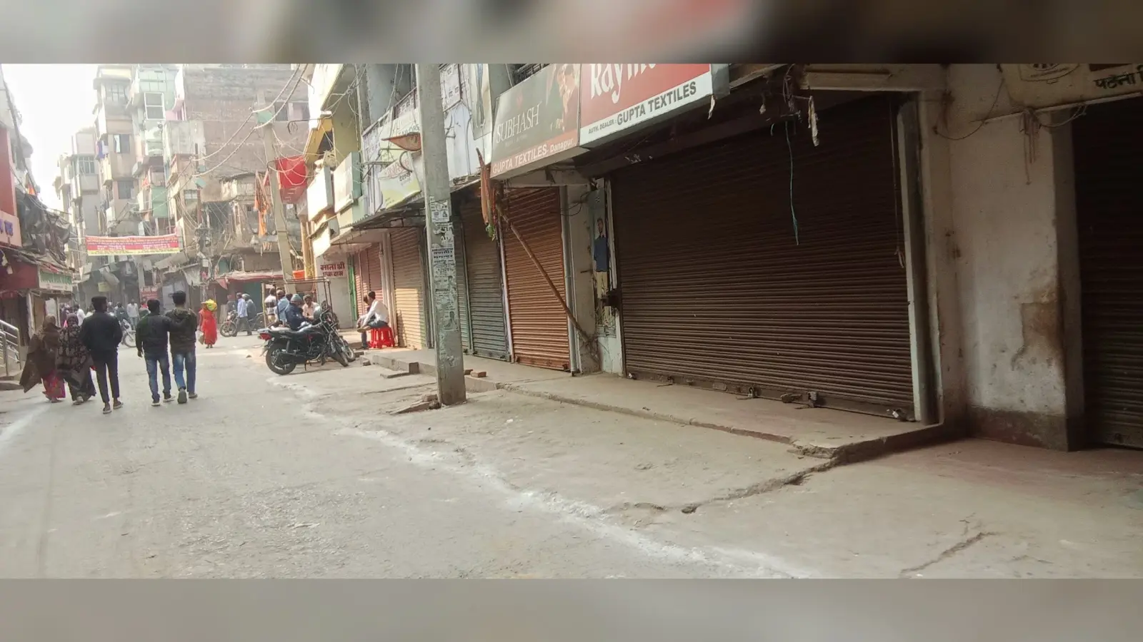 तोड़फोड़ के डर से बंद रहीं दुकानें, बदमाशों का सुराग नहीं