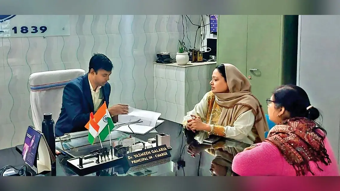 Ranchi News : जिला स्कूल का निरीक्षण, कम मिली उपस्थिति