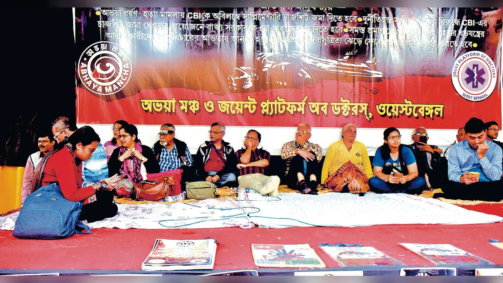 धरना मंच पर ही पुलिस और चिकित्सकों के बीच हुई बहस