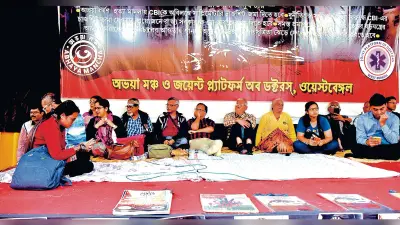 धरना मंच पर ही पुलिस और चिकित्सकों के बीच हुई बहस