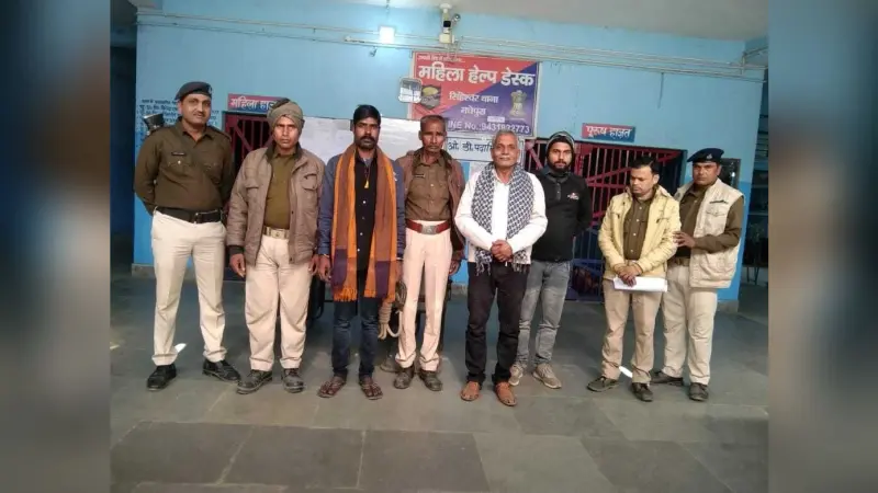 दो वारंटी सहित तीन गिरफ्तार