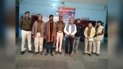 दो वारंटी सहित तीन गिरफ्तार
