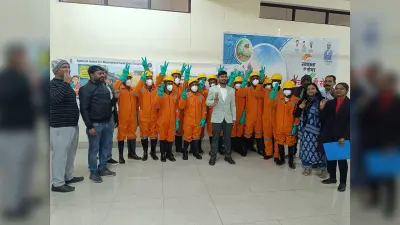 नमस्ते योजना के तहत जुगसलाई के सफाईकर्मियों को बांटे गये पीपीइ किट