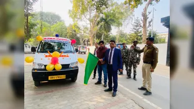 तीन बेसिक लाइफ सपोर्ट एंबूलेंस को हरी झंडी दिखाकर डीएम ने किया रवाना
