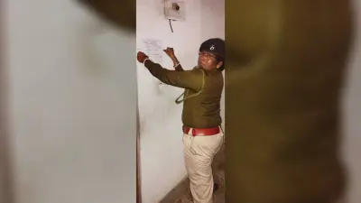 Jamshedpur News : 3.50 करोड़ धोखाधड़ी के आरोपी के घर पुलिस ने चिपकाया इश्तेहार
