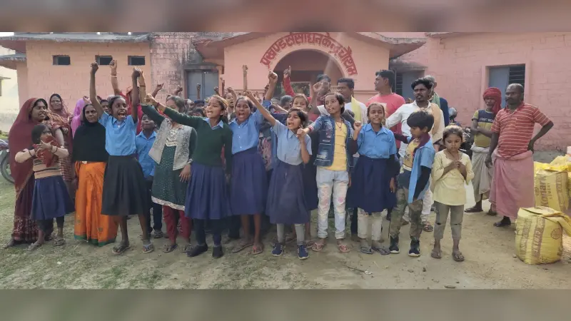 नौ दिसंबर से बंद है स्कूल, दर्जनों छात्र पहुंचे प्रखंड कार्यालय