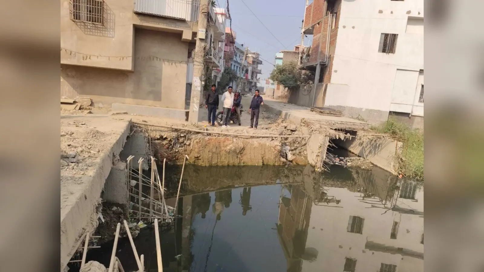 Madhubani News :कॉलोनी जाने वाली सड़क को नाला निर्माण कंपनी ने खुदाई कर छोड़ा, दुर्घटना की आशंका