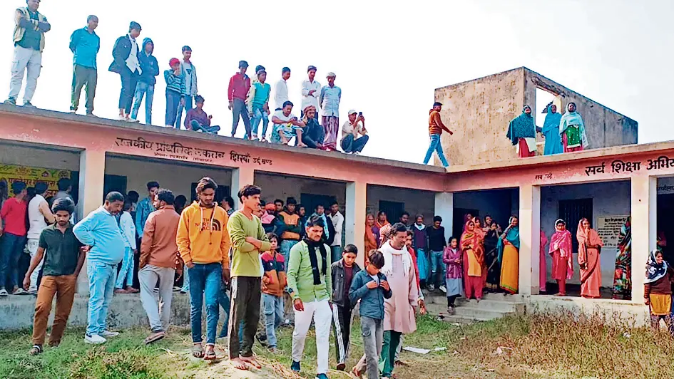 Gopalganj News : एक माह पहले घर आये युवक का वर्षों से बंद पड़े स्कूल के कमरे से मिला शव