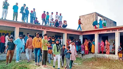 Gopalganj News : एक माह पहले घर आये युवक का वर्षों से बंद पड़े स्कूल के कमरे से मिला शव