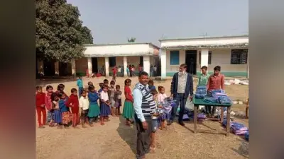 छात्र-छात्राओं के बीच पोशाक, स्वेटर व जूता का वितरण