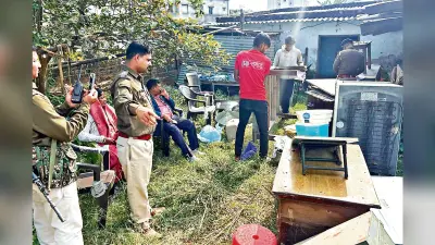 Ranchi News : फरार आरोपियों के घर की पुलिस ने की कुर्की