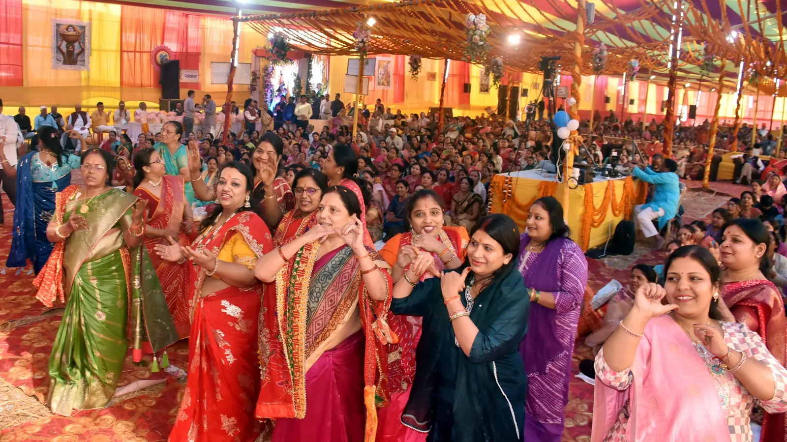 गोशाला बनी वृंदावन, फूलों से खेली होली