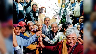 चिकित्सकों ने मनाया ‘द्रोहेर बड़ो दिन’, मशाल जलाकर मांगा न्याय