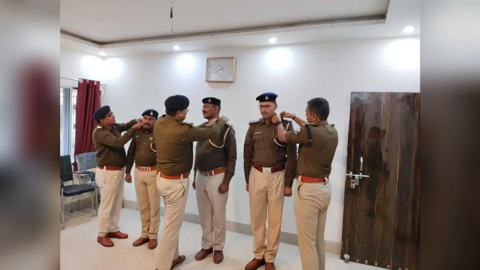 पदोन्नति मिलने पर एसपी ने दो स्टार लगाकर किया सम्मानित